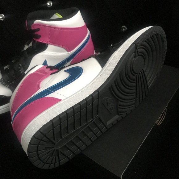 Jordan 1 Mid SE main image 6